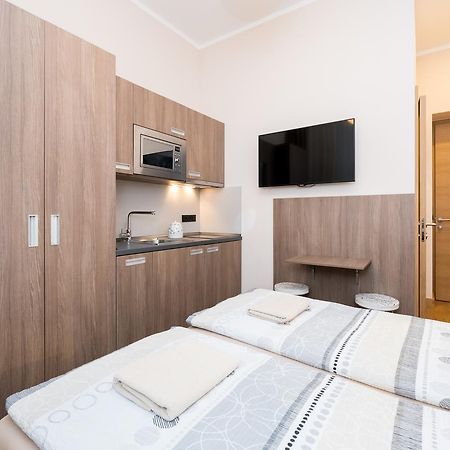 Manesova Astra Apartment Прага Екстериор снимка