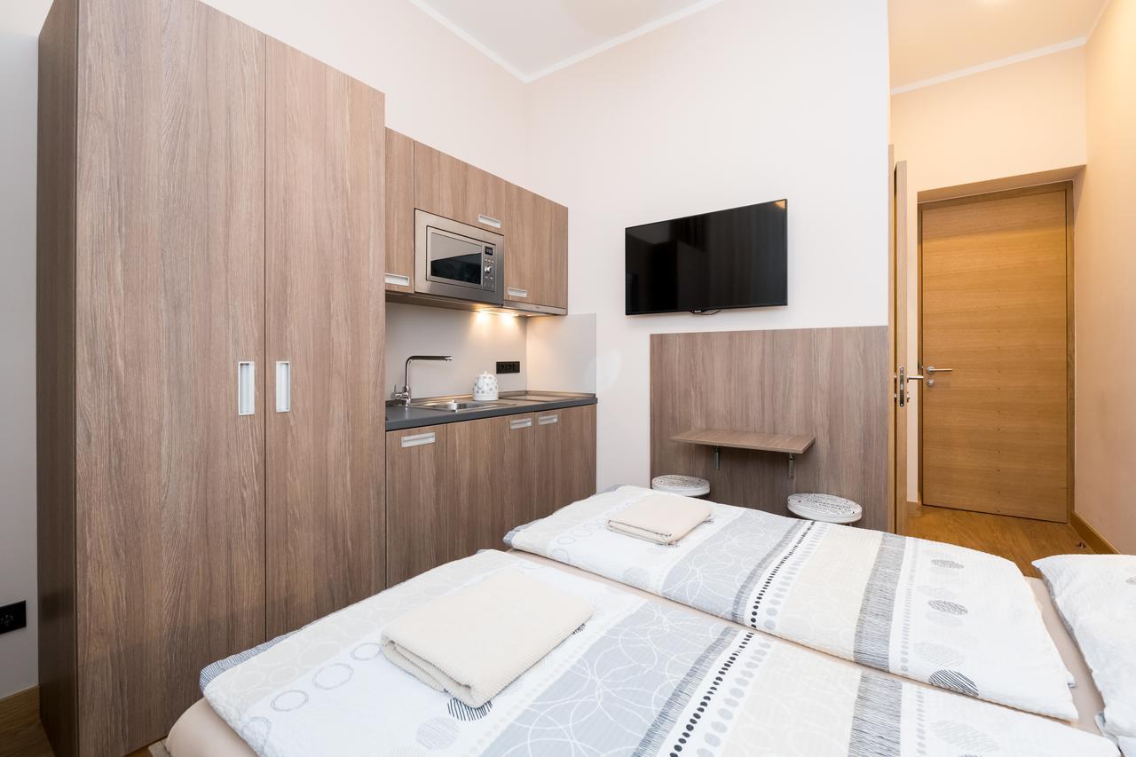 Manesova Astra Apartment Прага Екстериор снимка